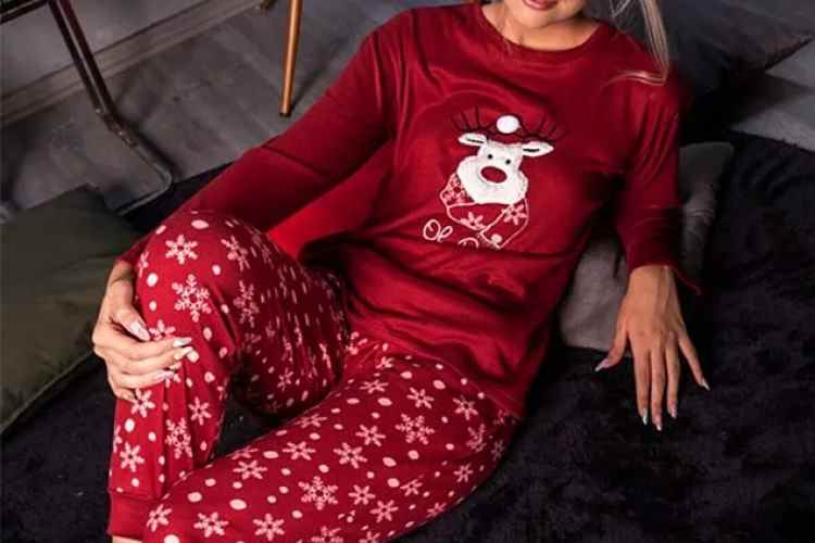 İşte bu pijama tam bir yılbaşı pijaması.